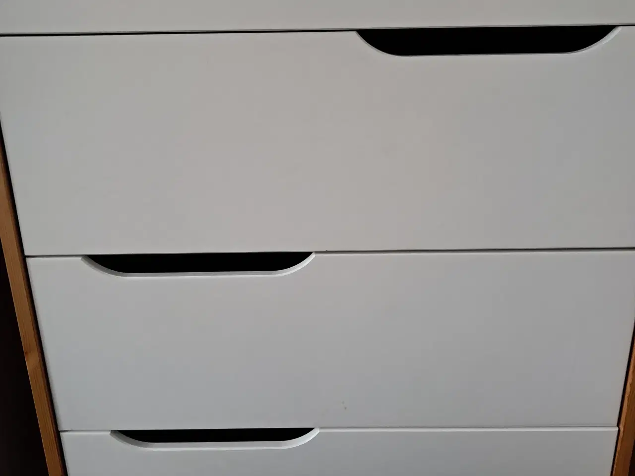 Billede 1 - Rummelig kommode - enkel og funktionel