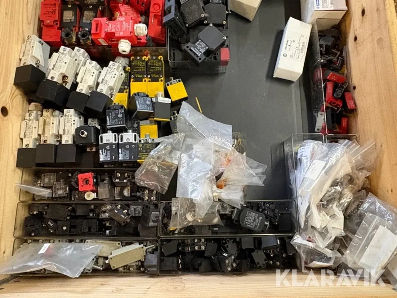 Billede 4 - Stort lot med el-komponenter - 37 paller