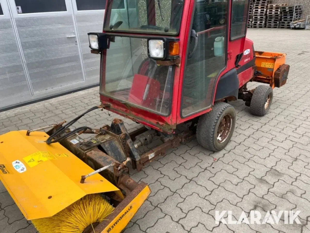 Billede 3 - Redskabsbærer Toro Groundmaster 3280D med kost og saltspreder