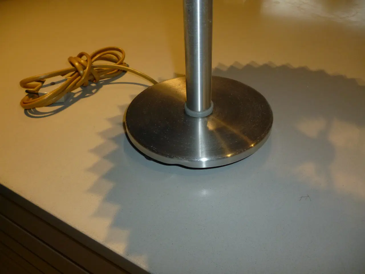 Billede 2 - Solid bordlampe incl. skærm sælges. 