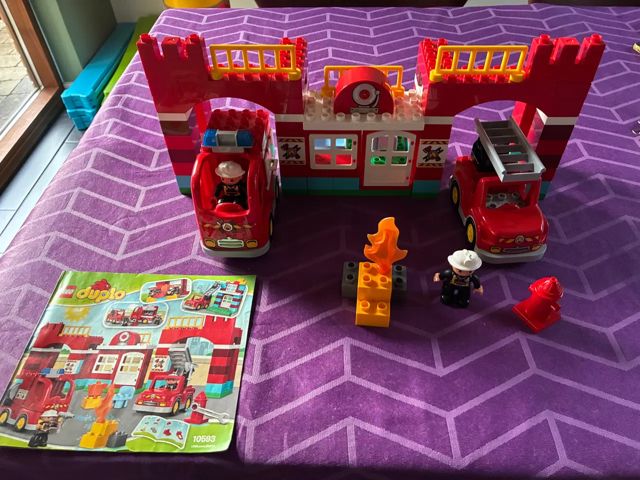 Billede 3 - Duplo brandstation med 2 biler og 2 figurer