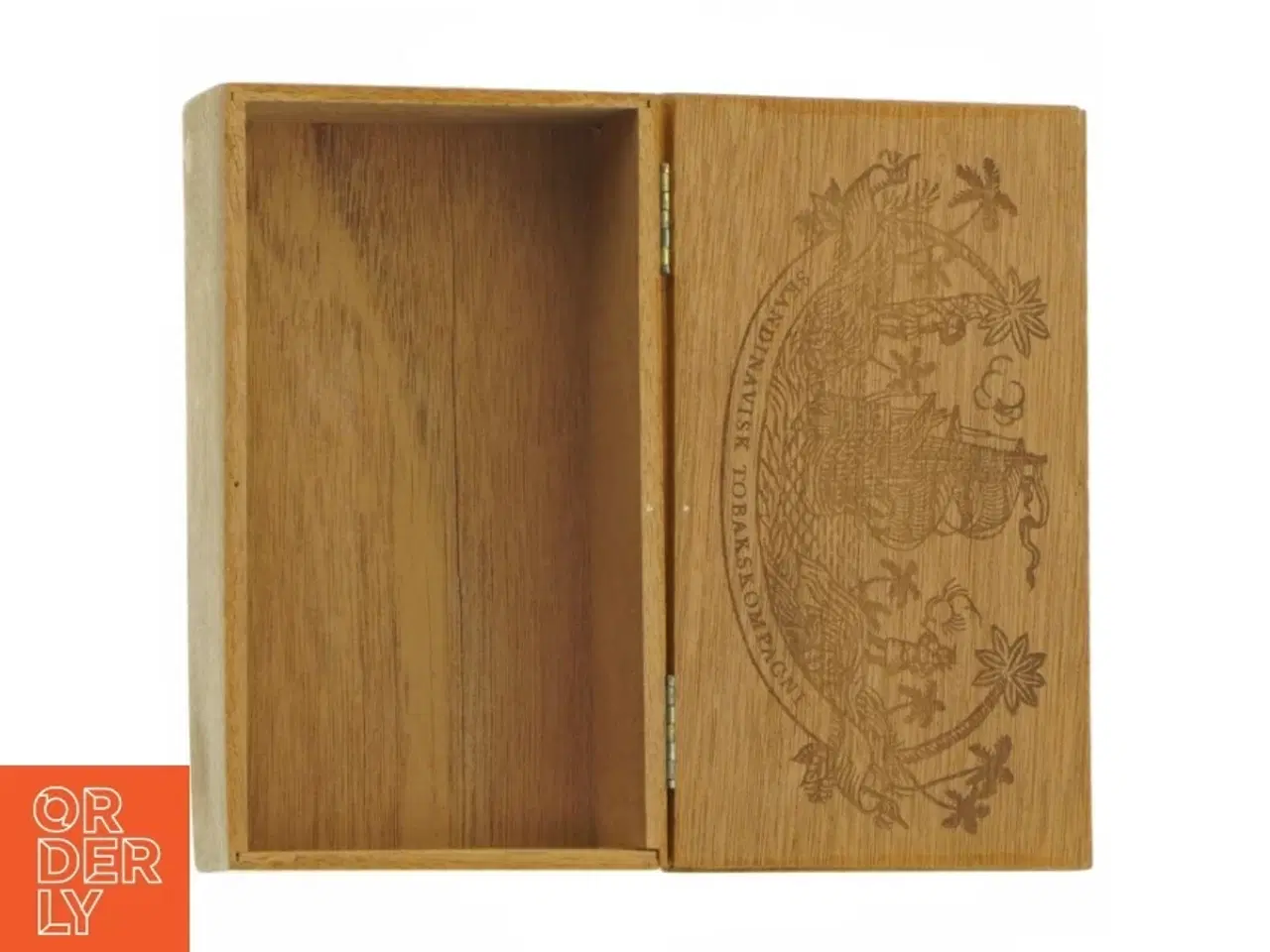 Billede 5 - Trææske med indgraveret skibsdesign fra Skandinavisk Tobakskompagni (str. 16x9 cm)