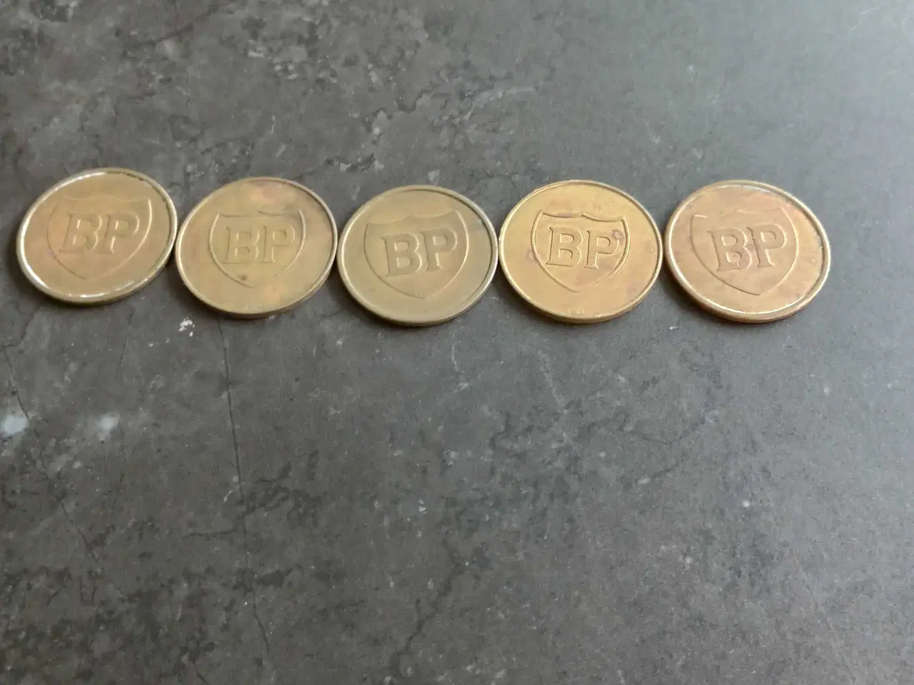 Billede 1 - Poletter med BP logo, i messing 