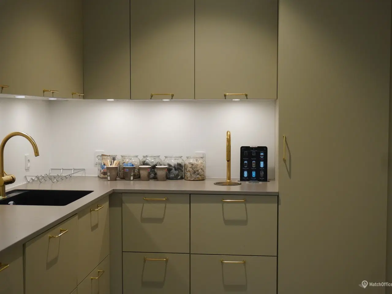 Billede 12 - Lagerlejemål med højt til loftet og nem logistik midt i Lyngby