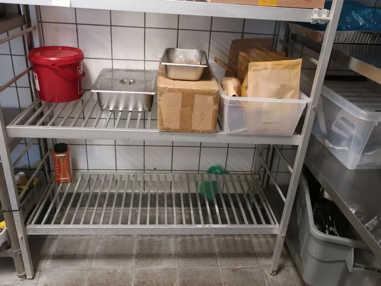 Billede 3 - Reol med indhold