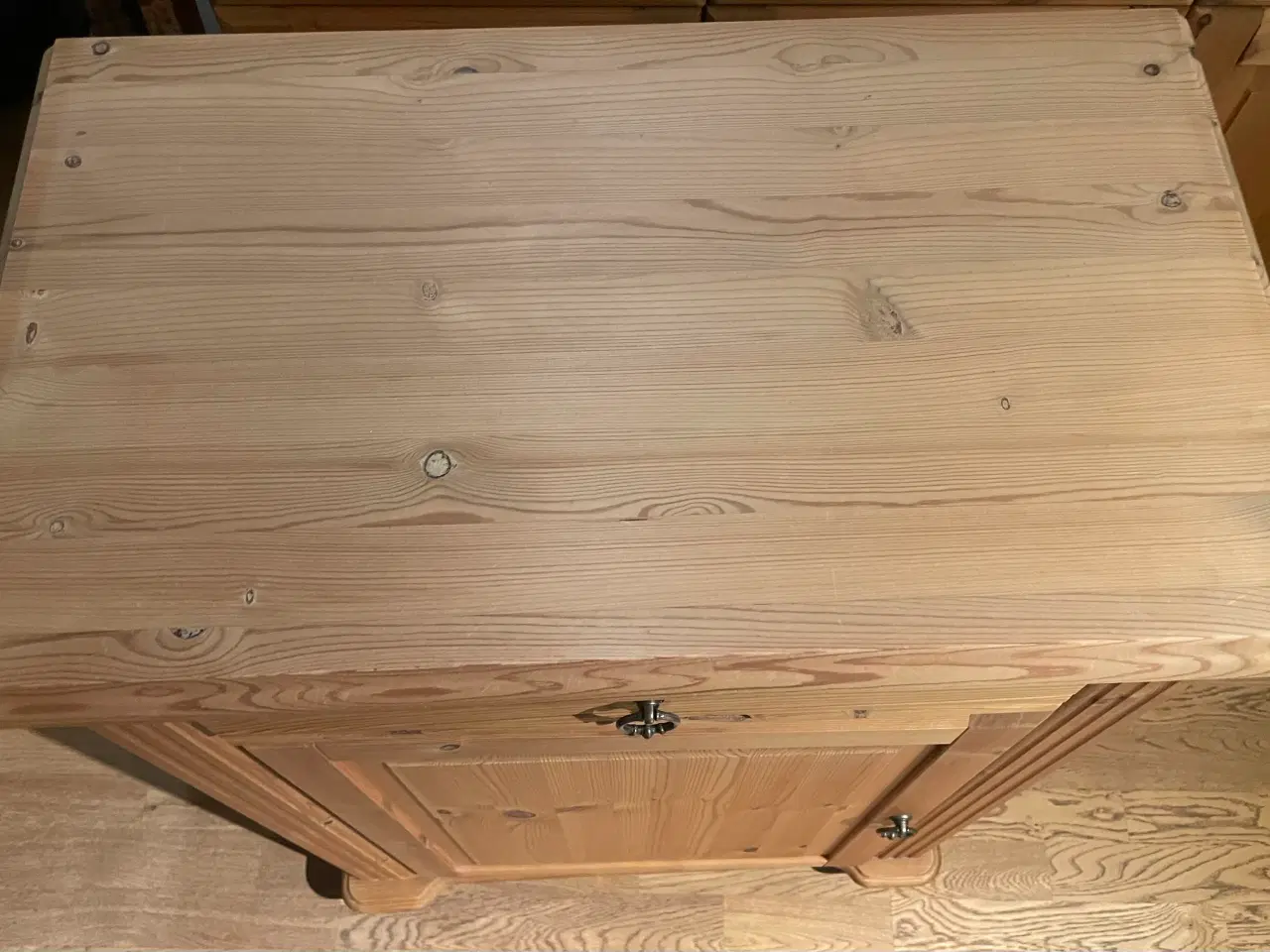 Billede 2 - Lille skænk med 1 låge, 1 hylde og 1 skuffe