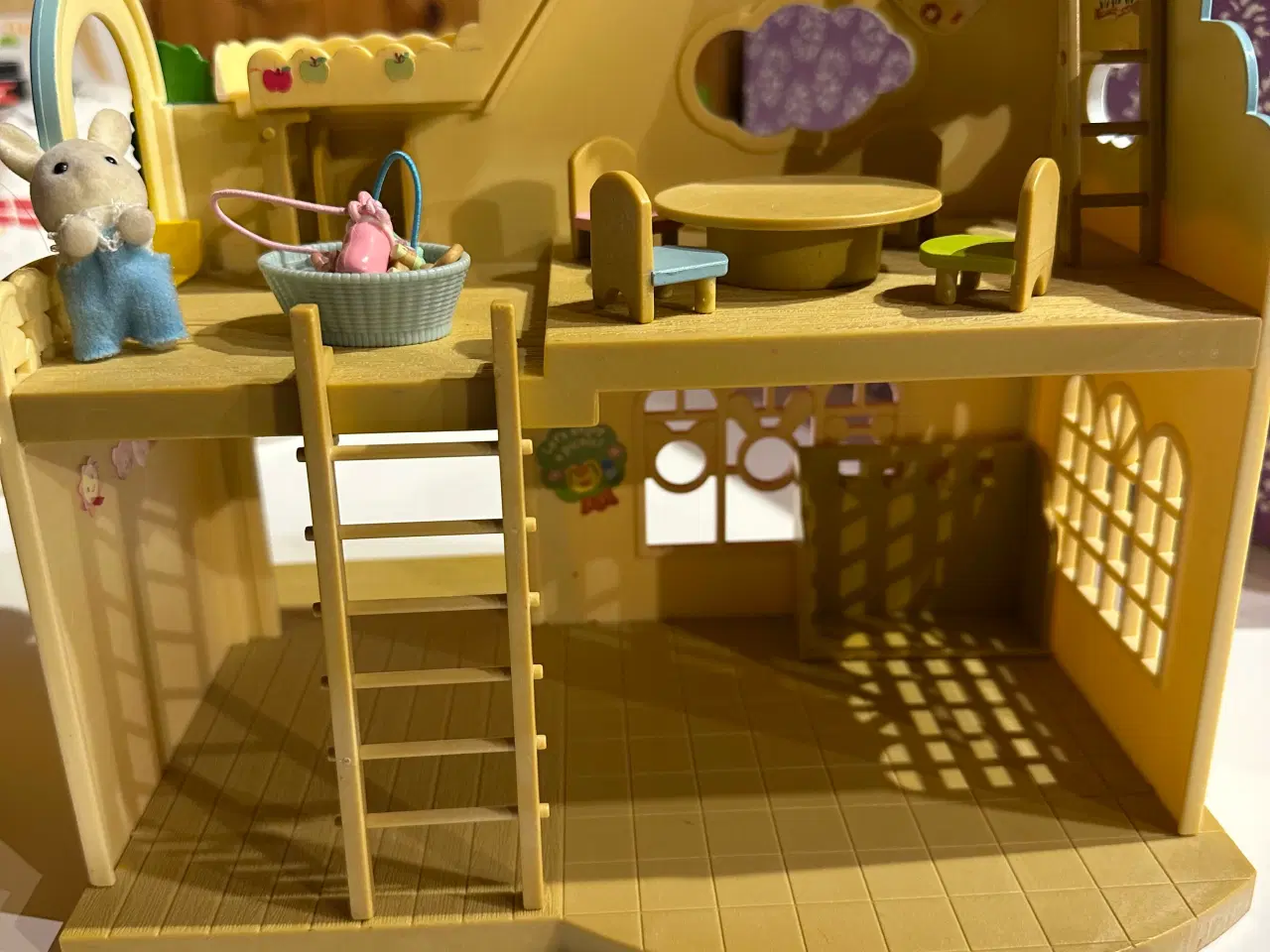 Billede 2 - Sylvanian børnehave med inventar, bil, figurer 