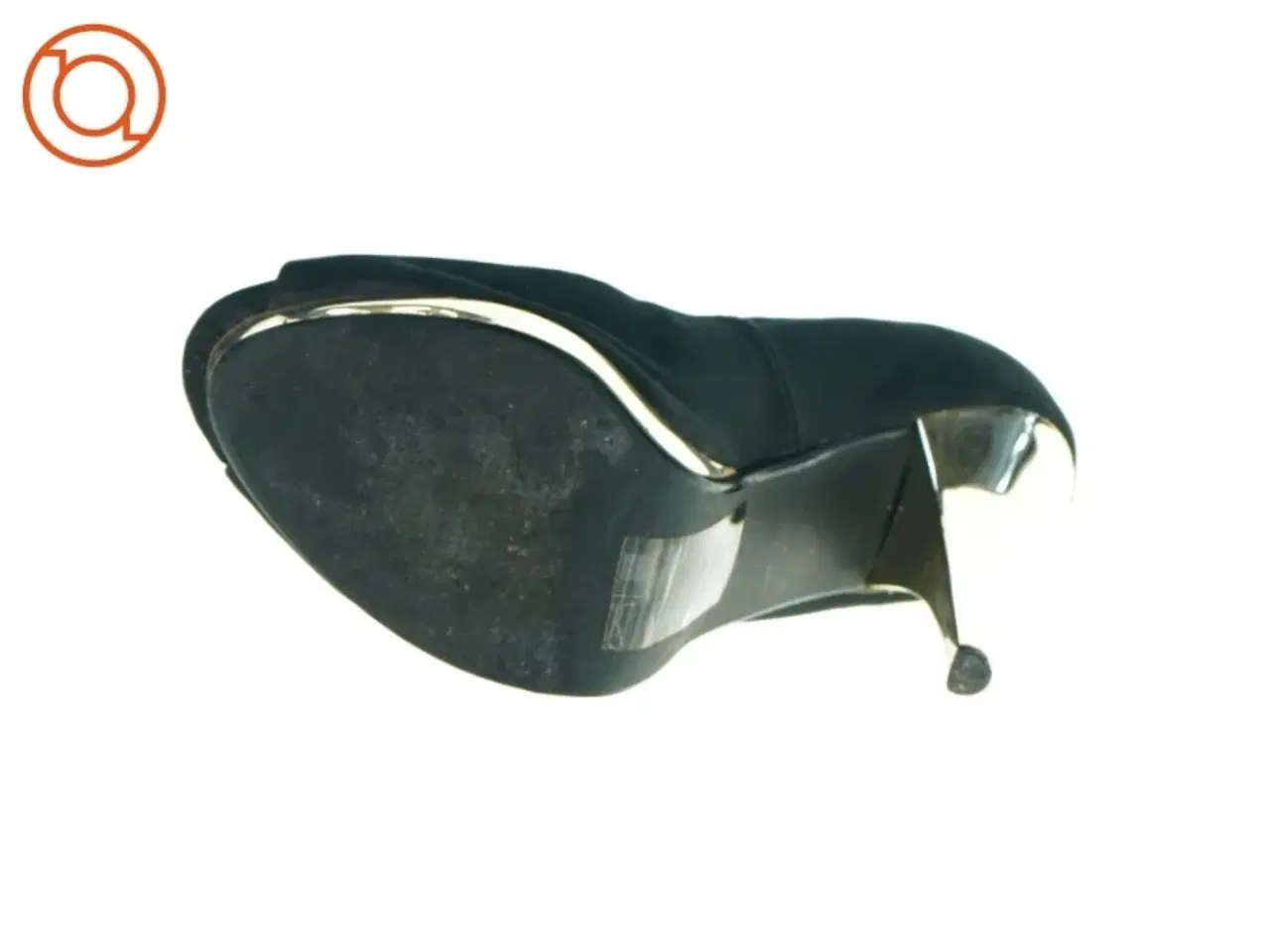 Billede 3 - Stillet (str. 38)