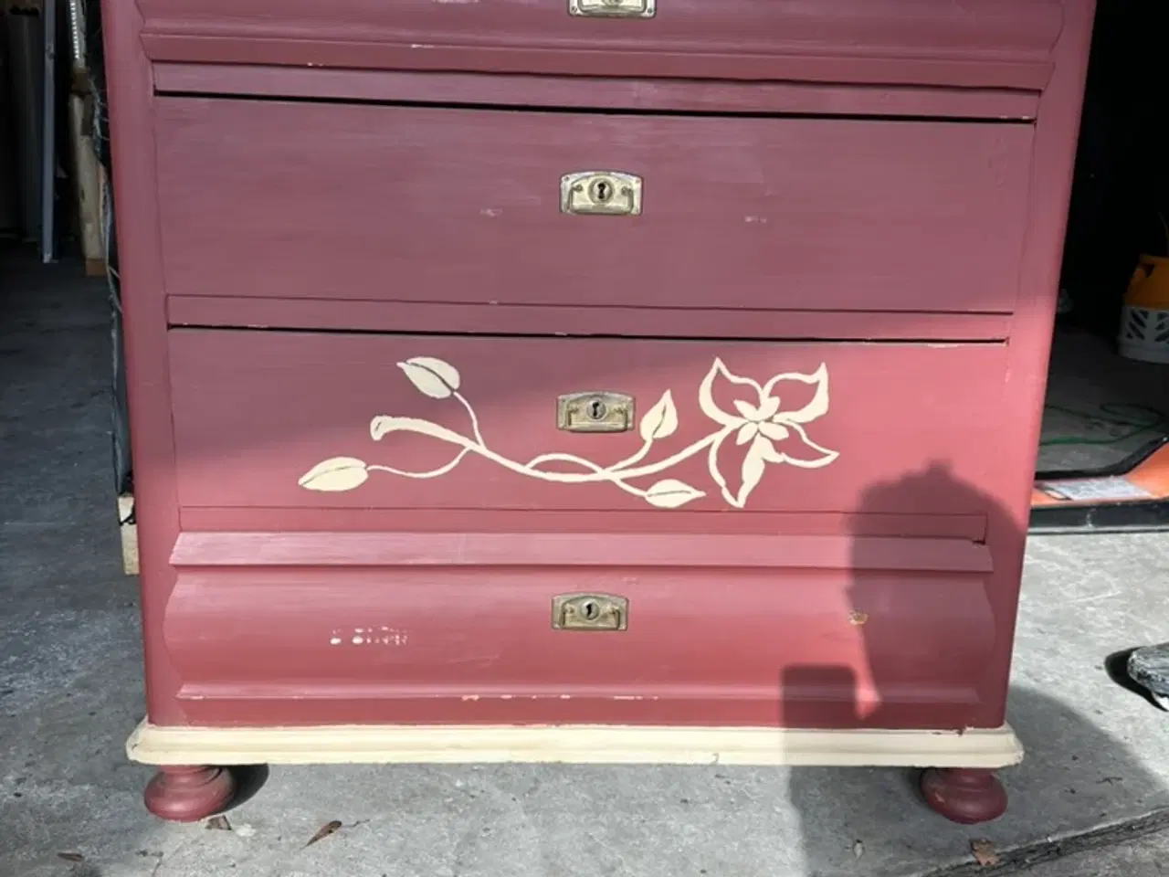 Billede 1 - Romantisk trækommode i massiv fyrretræ.