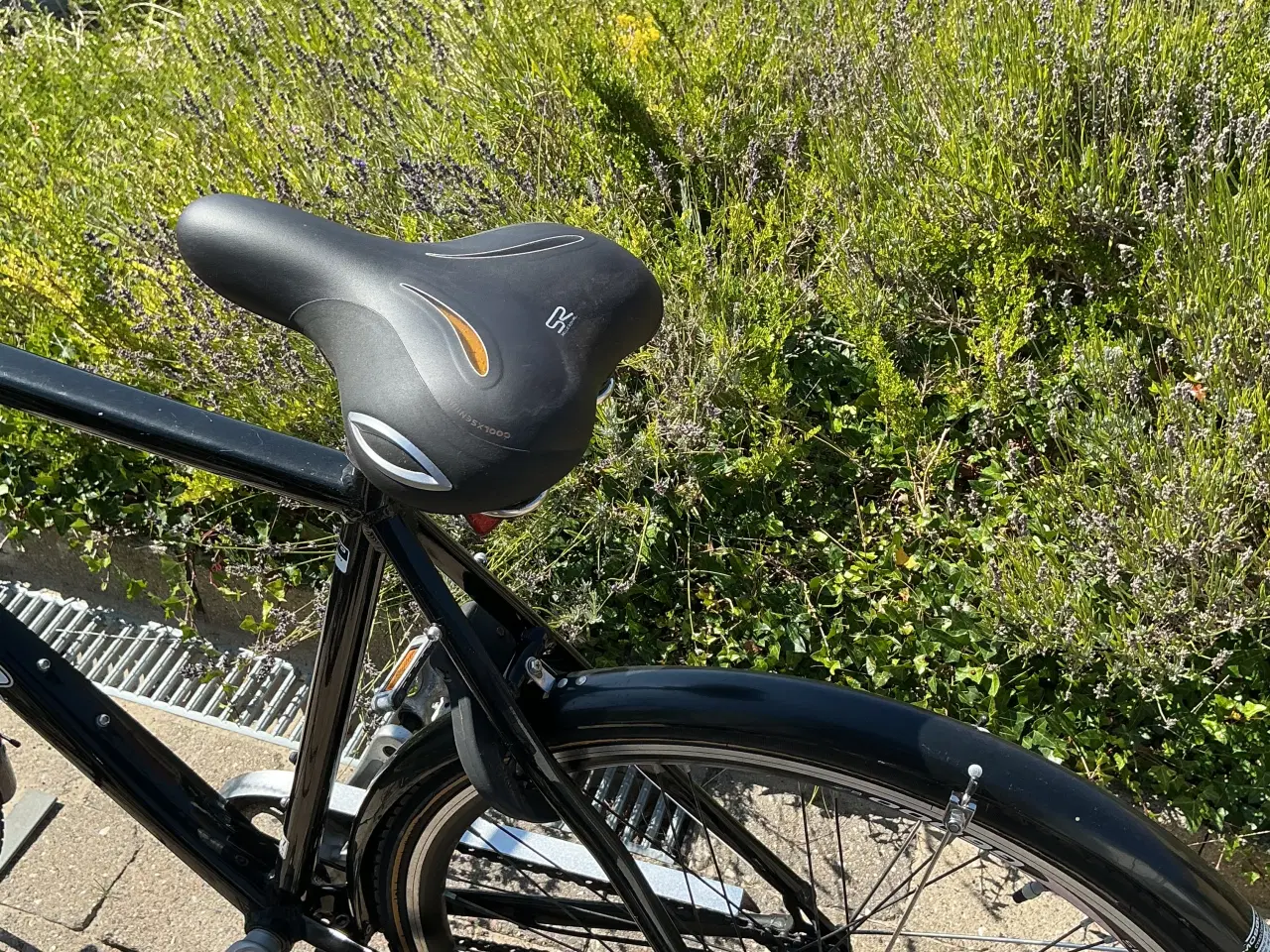 Billede 3 - Herrecykel med gear og ny saddel og kurv