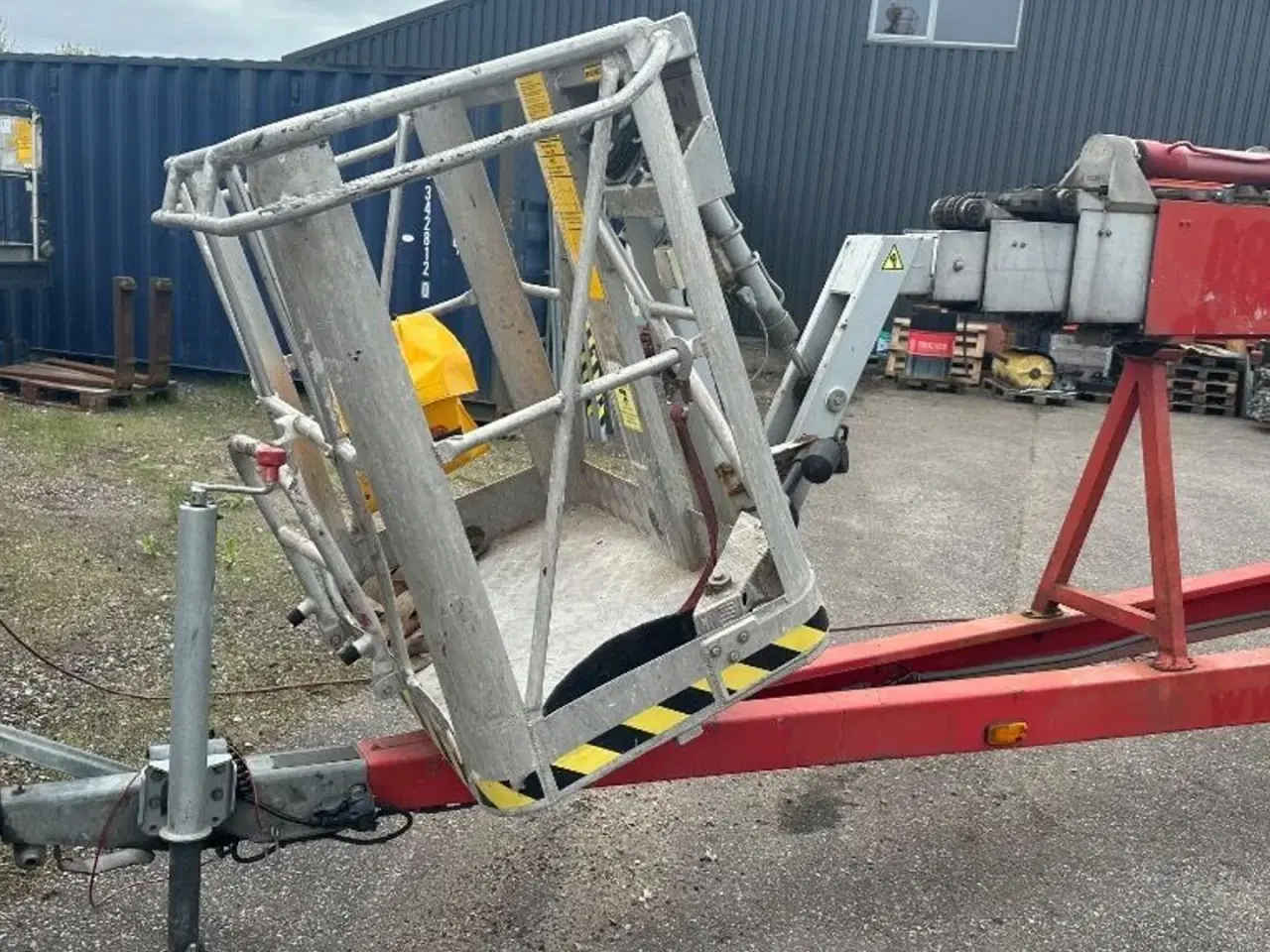 Billede 2 - Denka DL21 Med selv træk, med drejebar alu kurv, drift batteri, Liften sælges nyt Lift godkendelse