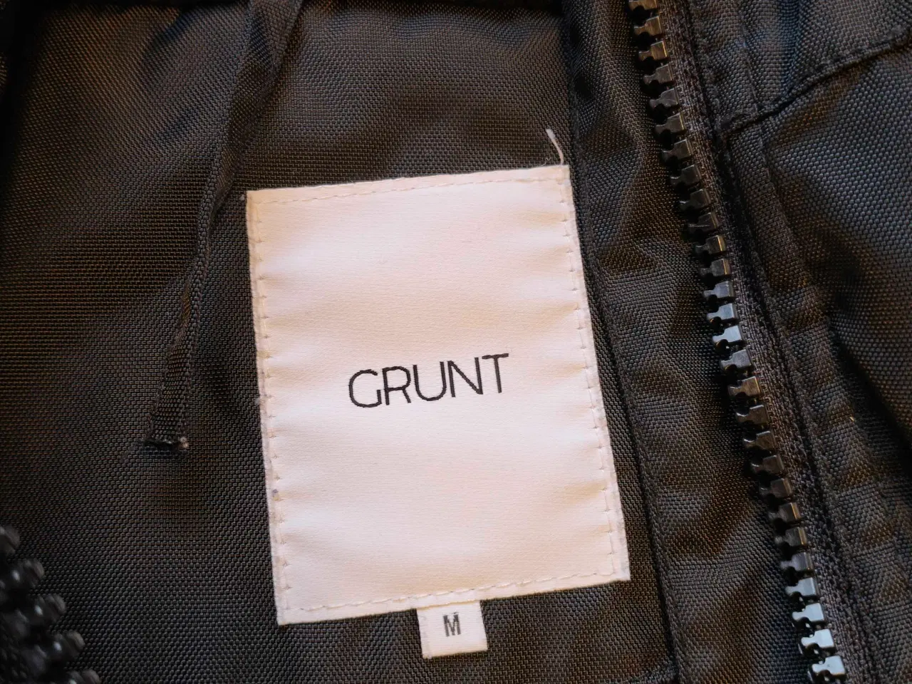 Billede 2 - Sort jakke str M med hætte