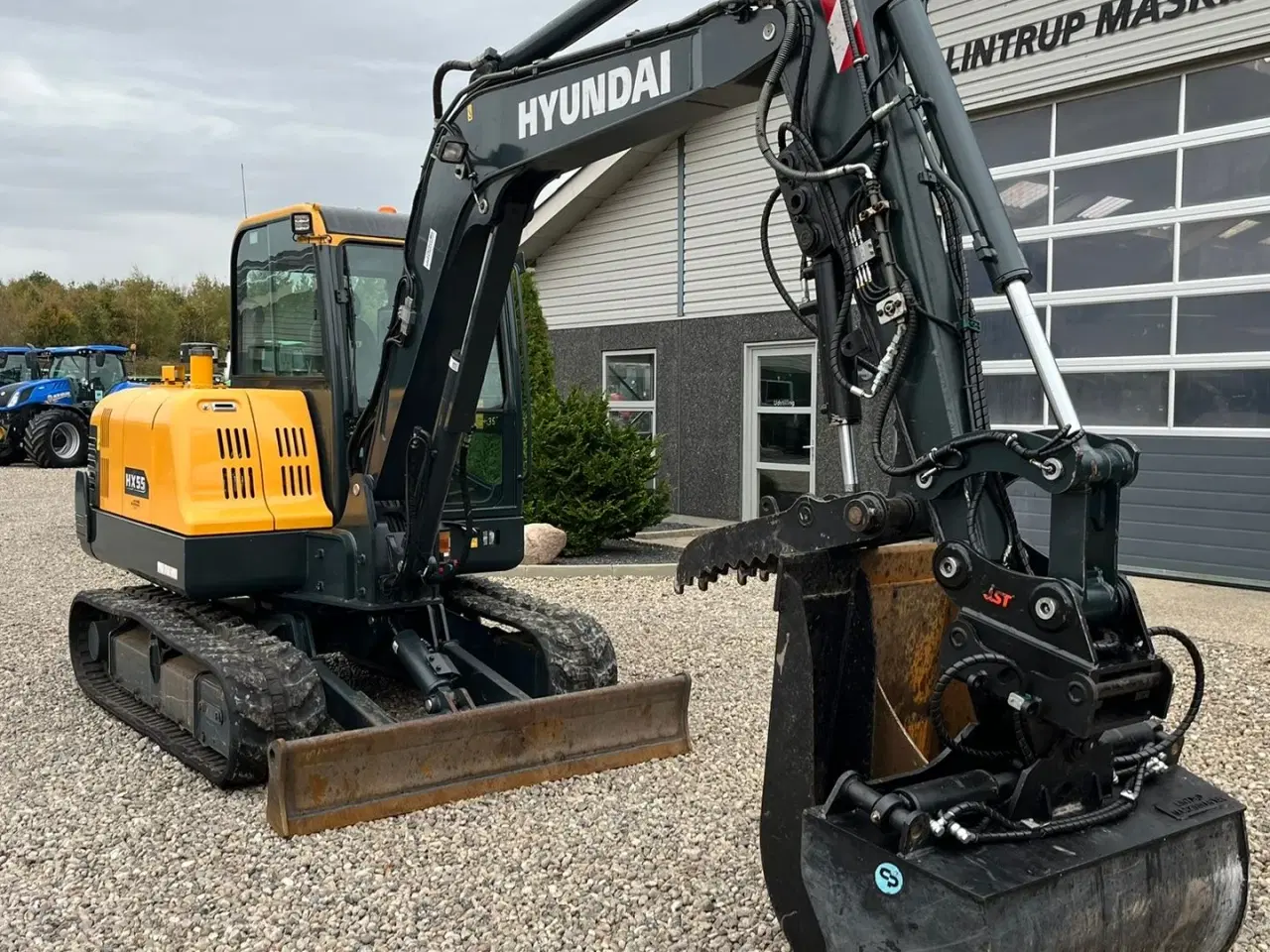 Billede 6 - Hyundai HX55 Med Hydrema skifte og centralsmørring og grab-klo på. Udlejes, også med forkøbsret.