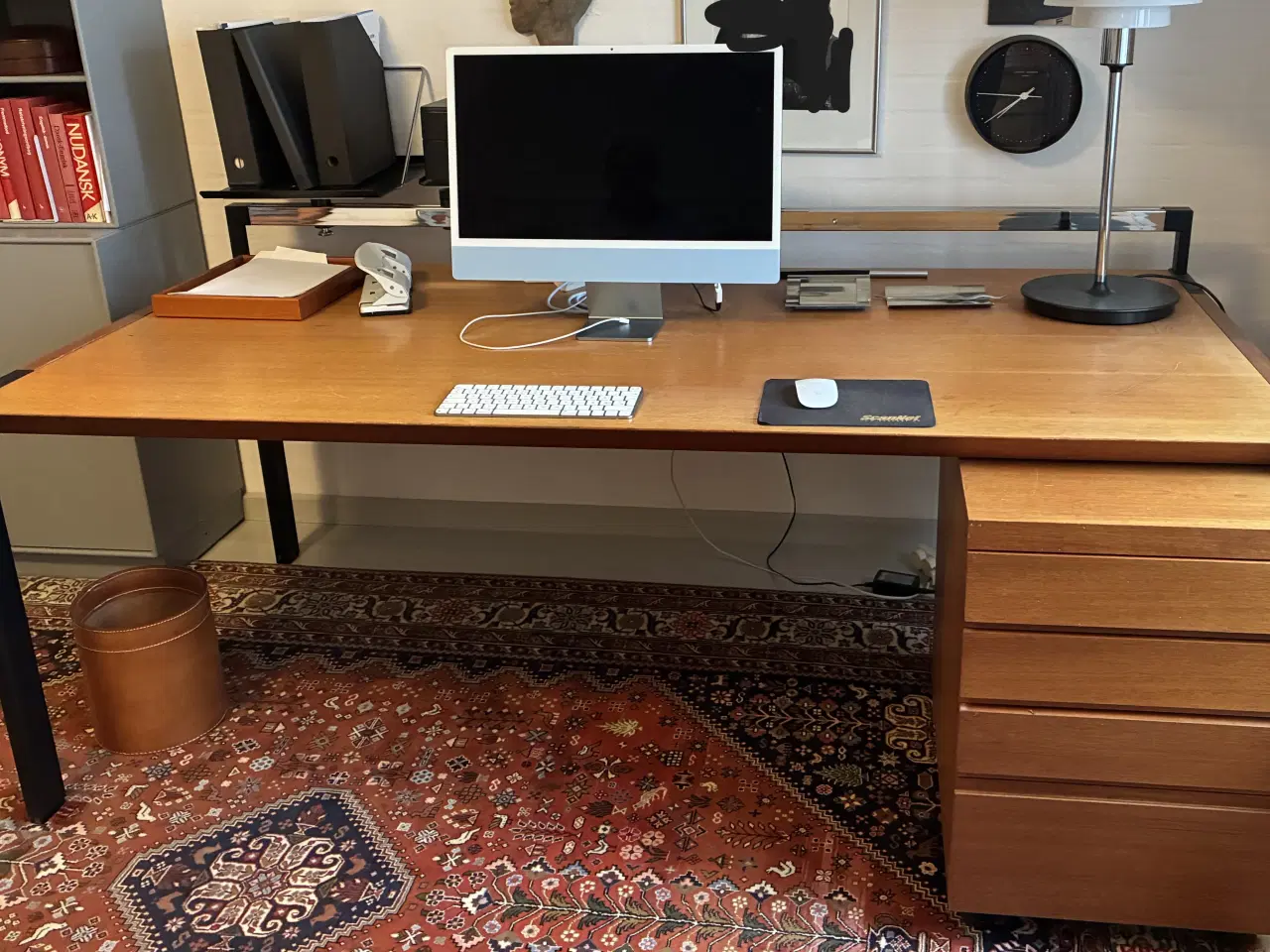 Billede 1 - Stort skrivebord med skuffe kassette 1000,- kr.