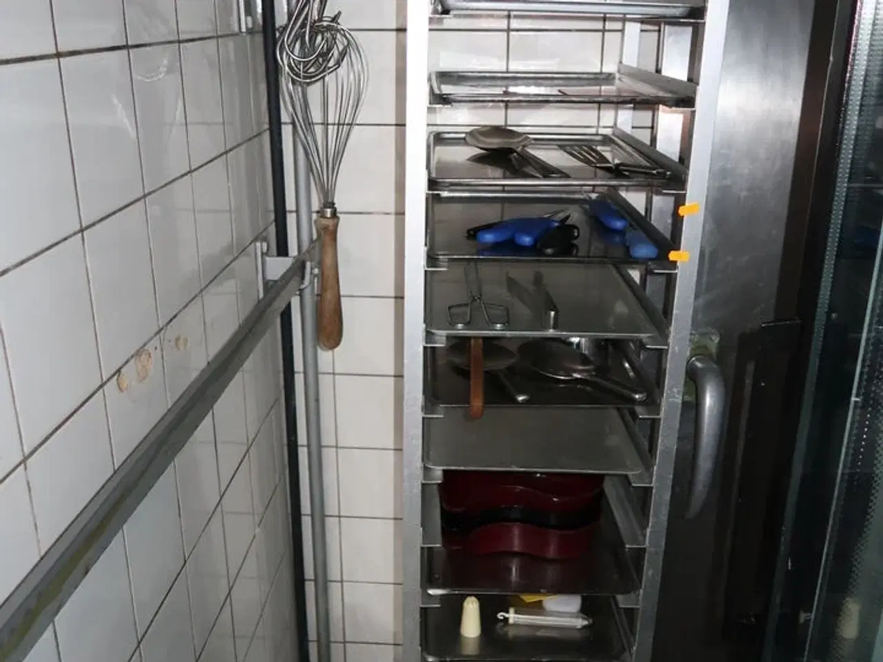Billede 1 - Stikvogn med badeplader og div. Køkkenservice