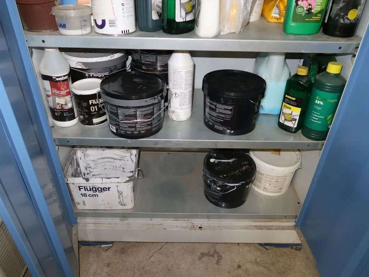Billede 7 - Stålskab med div. Plejemidler, maling m.m.