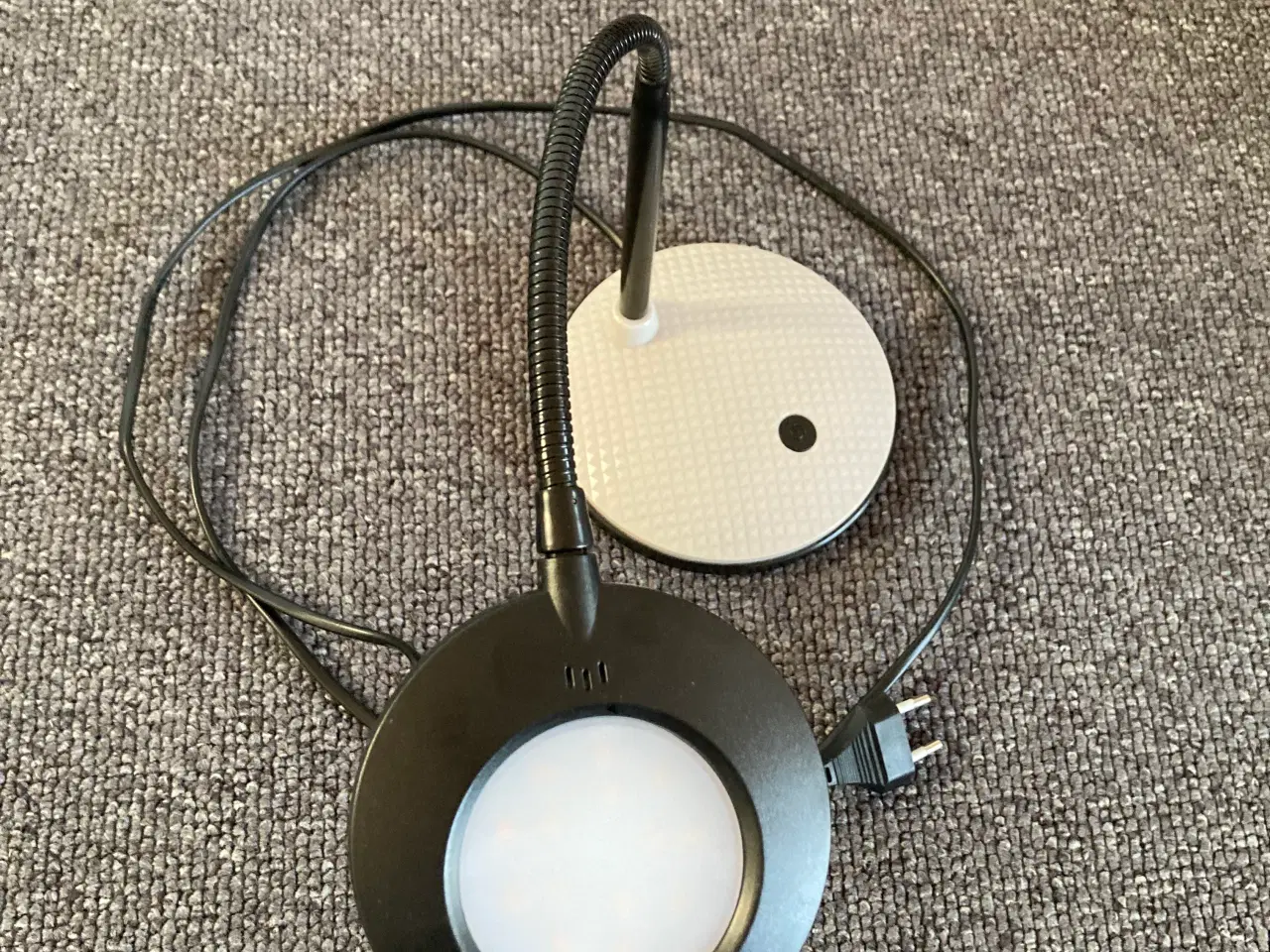 Billede 2 - Sort/Grå LED-Lampe 4,5 W , hoved og stamme drejbar