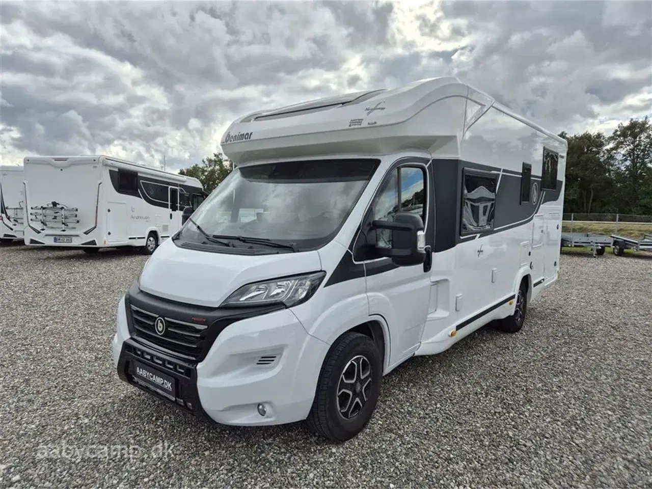 Billede 4 - 2022 - Benimar Mileo 261 NK   Automatgear. NK. pakke. varme på spildevands tanken. plisse i førehuset. solceller. lithium batterier. maxfann. clesana toilet. kompressor køleskab.