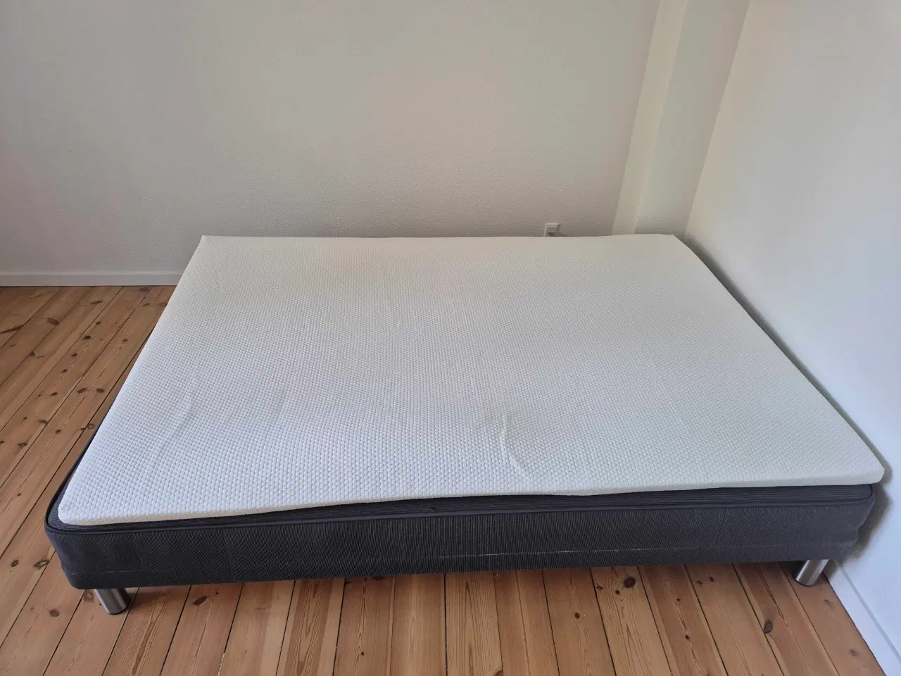 Billede 1 - Seng 140x200 med WELLPUR topmadras 
