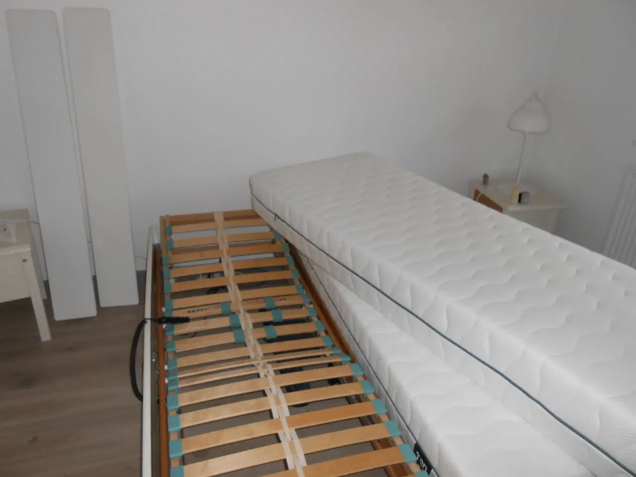 Billede 2 - Flot hvid seng 140x200.