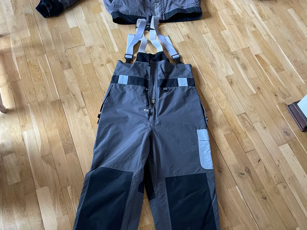 Billede 1 - Arbejdssæt str L, bestående af jakke og selebukser