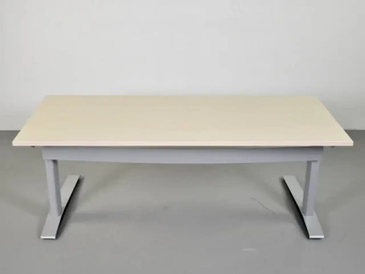 Billede 3 - Hæve-/sænkebord i birk med abs kant, 180 cm.
