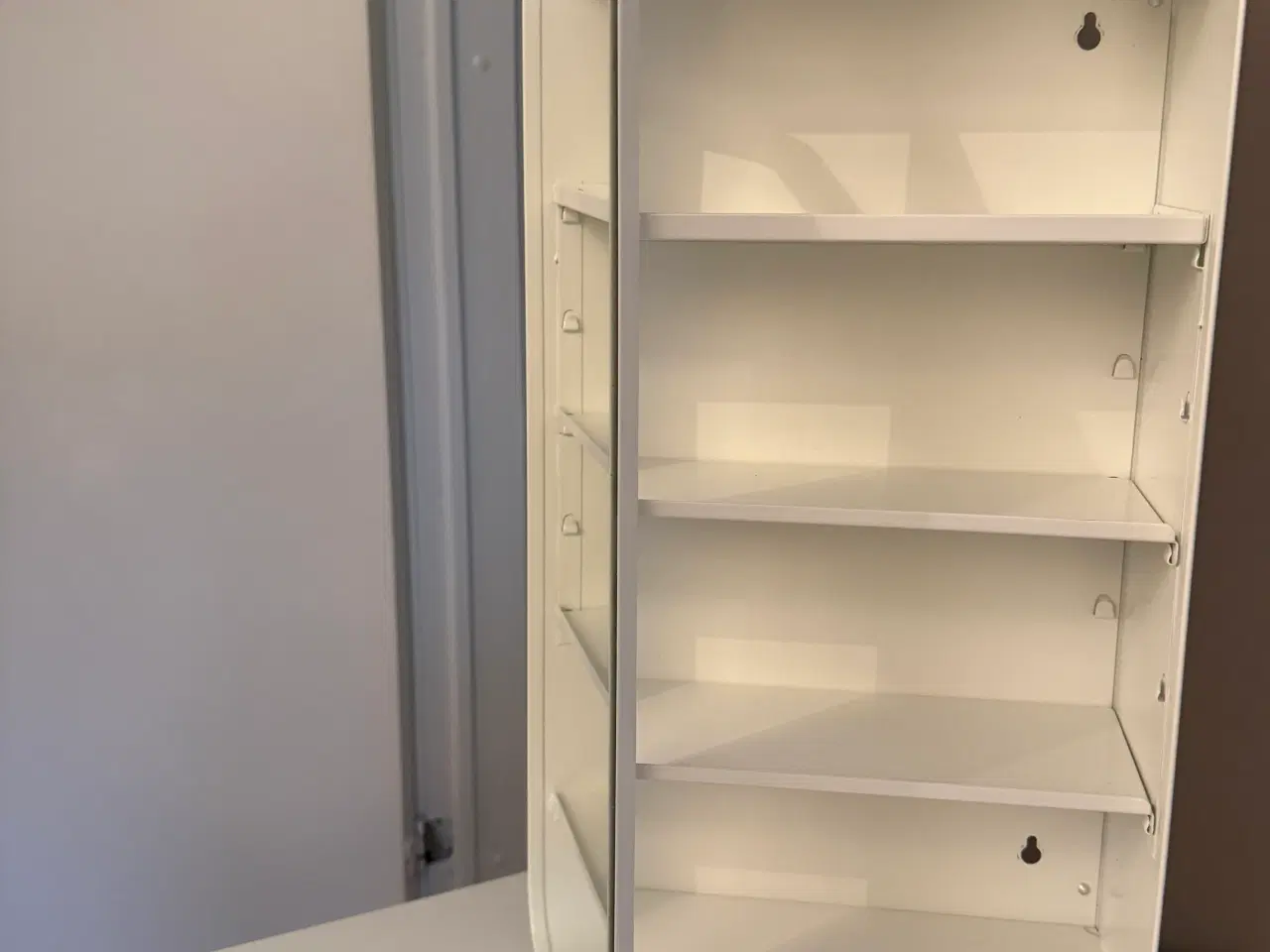 Billede 3 - Ikea metal vægskab