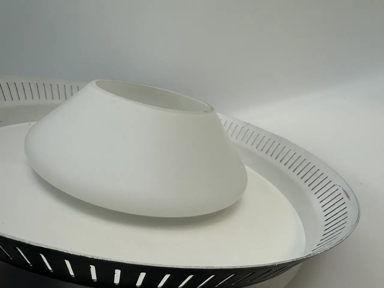 Billede 7 - Retro pendel i chrome / sort og opalglas