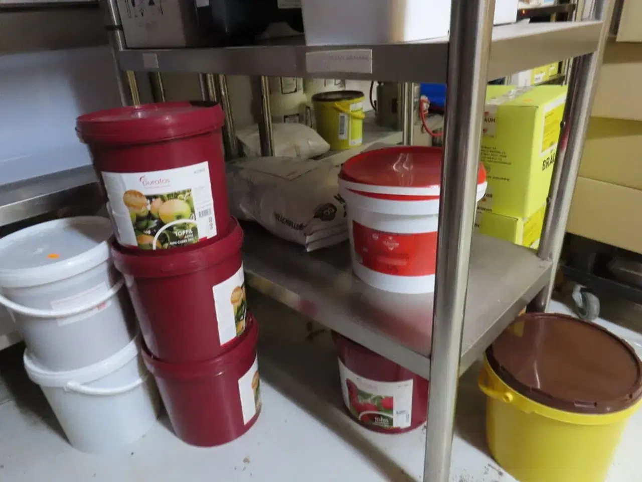 Billede 19 - Div. reoler med indhold