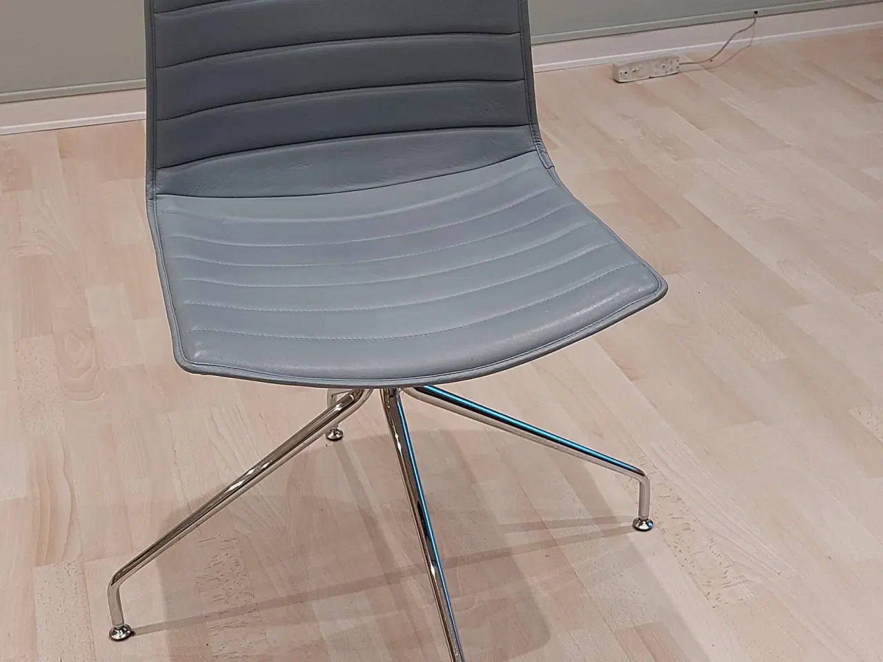 Billede 2 - Flot kontorstol med polstret sæde
