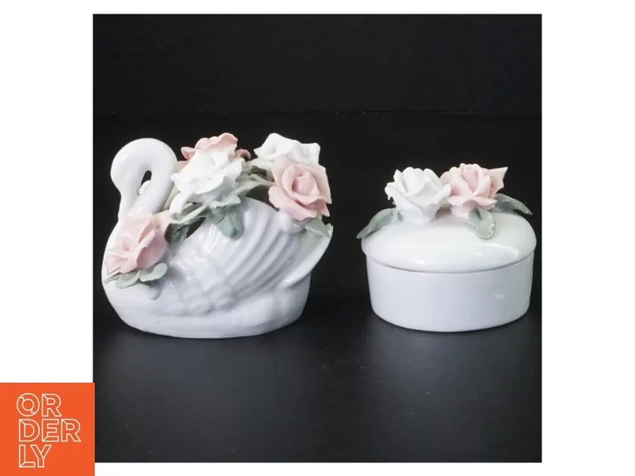 Billede 1 - Porcelænssvane med blomsterdekoration og krukke (str. Svane 9 x 8 x 8 cm krukke 7 x 6 cm)