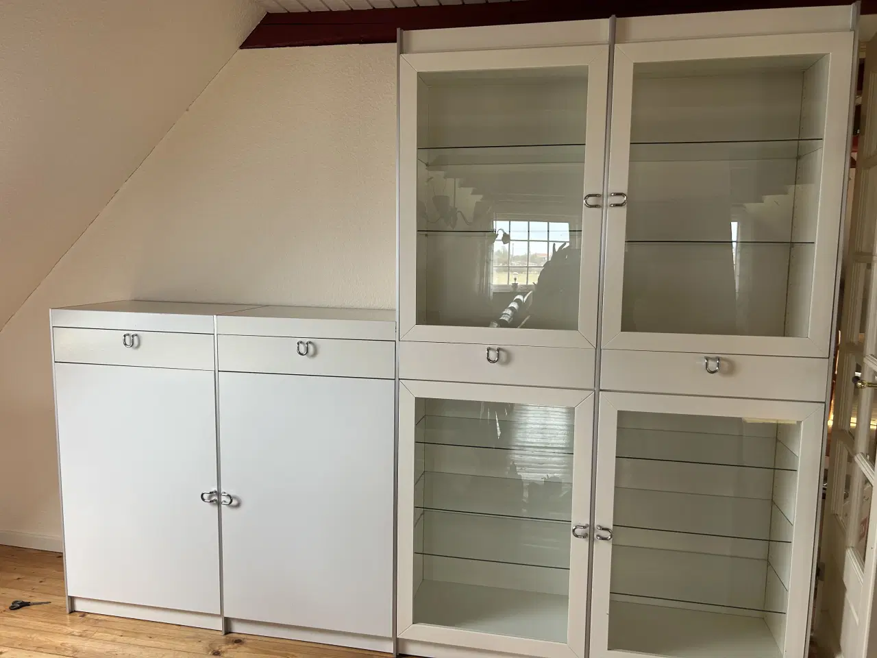 Billede 1 - Stort vitrineskab, hvid/glas