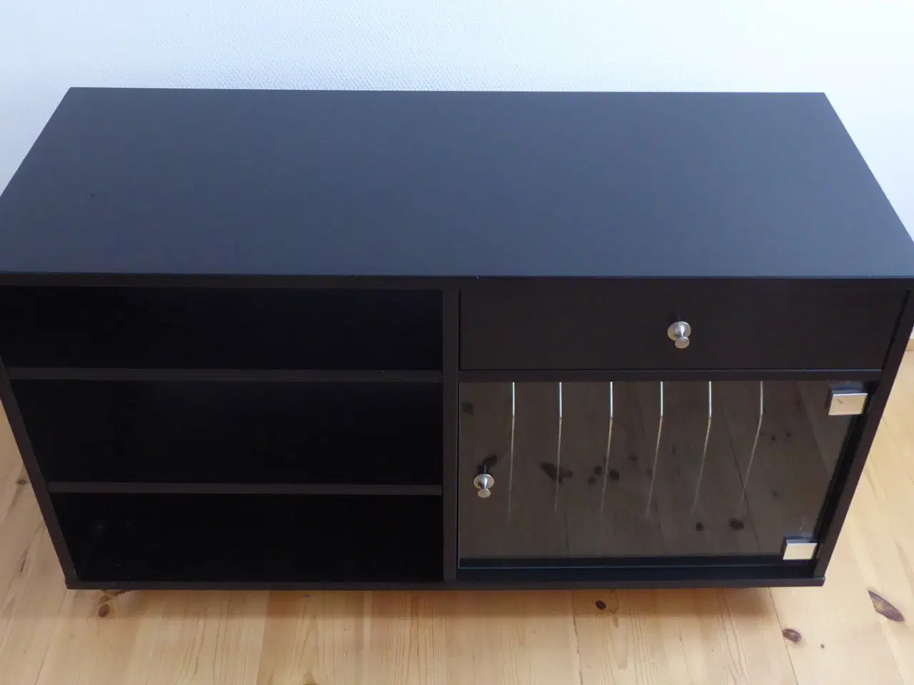 Billede 1 - Lækker sort stereo-bænk.