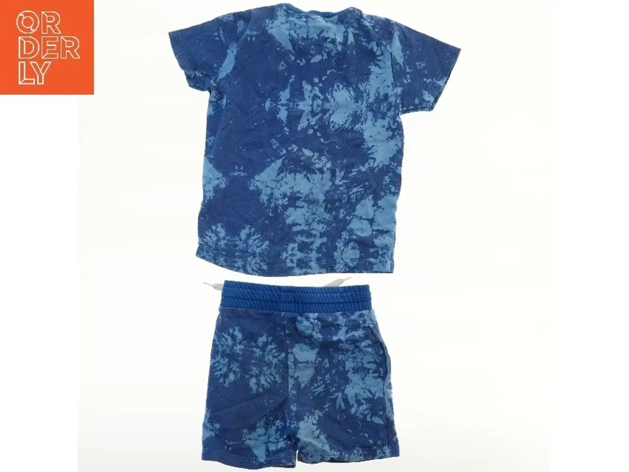 Billede 2 - Blå tie-dye T-shirt og shorts sæt fra Hummel (str. 116)