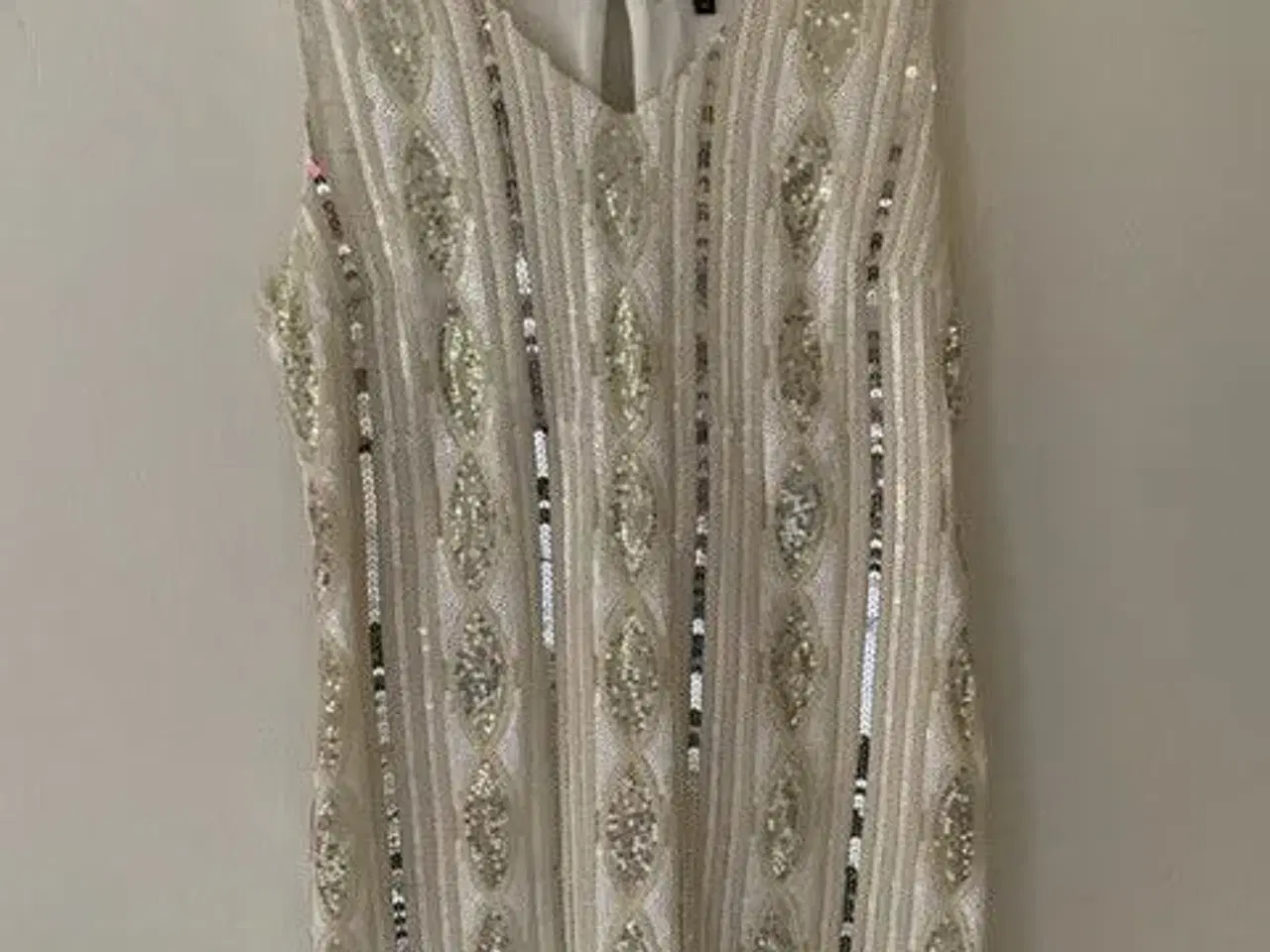 Billede 3 - Hvid kjole med palietter