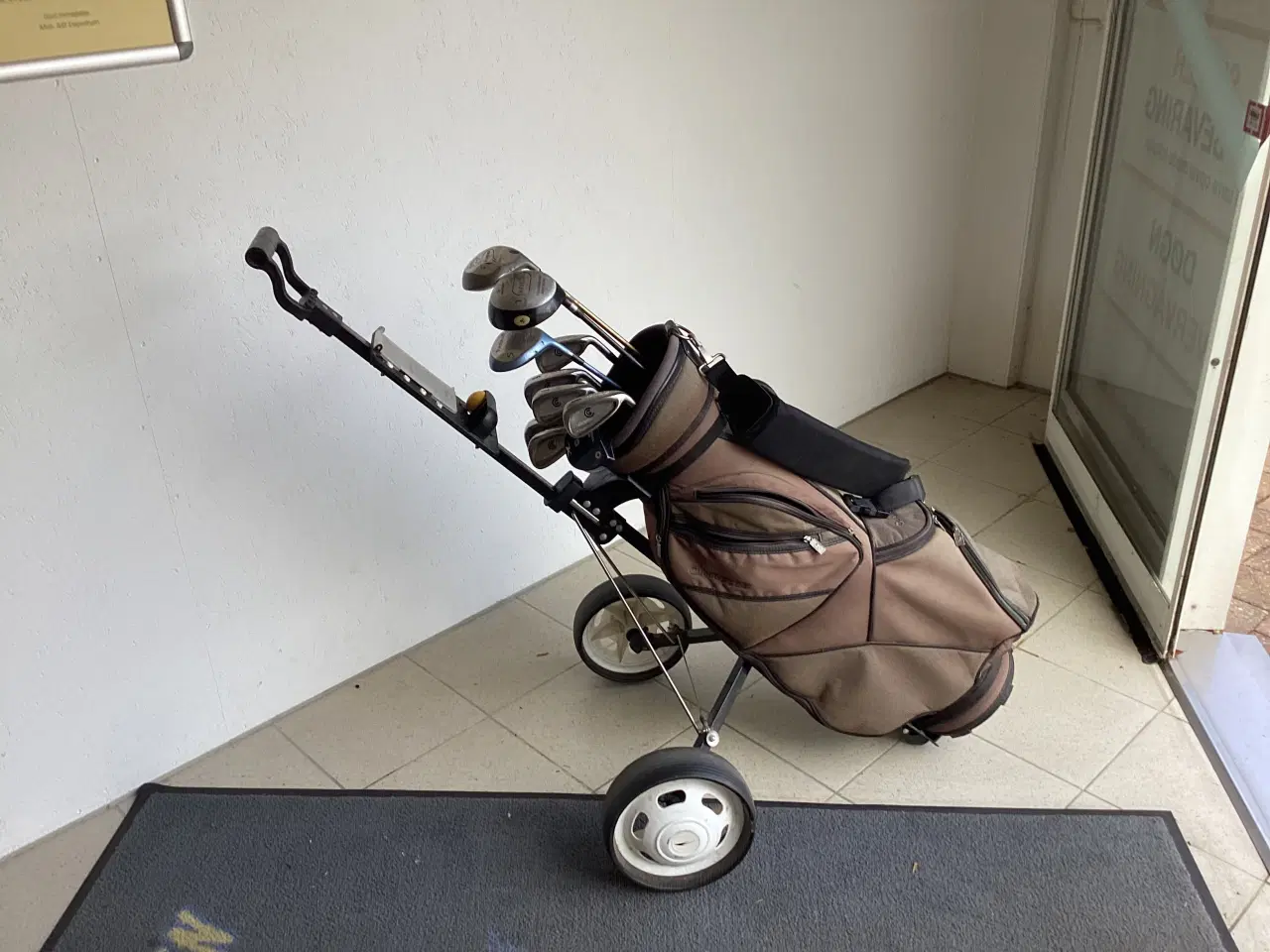 Billede 3 - Golfsæt komplet vogn, bag, køll/jern