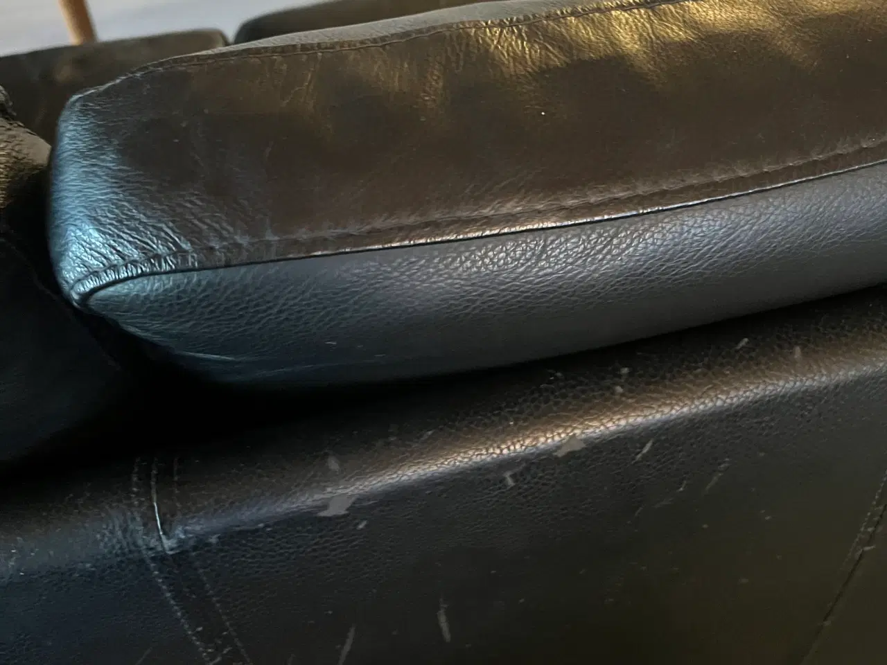 Billede 5 - Sort klassisk sofa sæt med bøge ender.