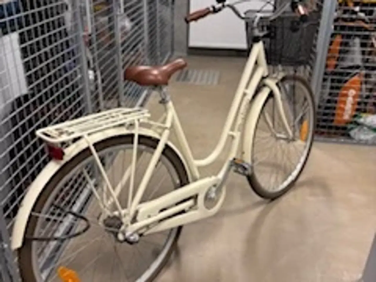 Billede 2 - Damecykel med cykelkurv