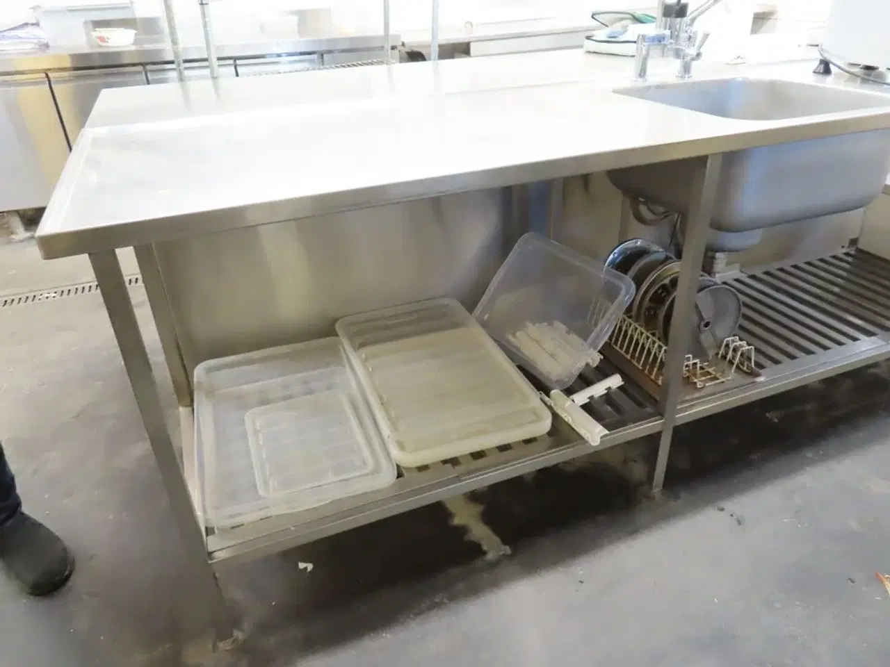Billede 1 - Rustfri stålbord med vask (kun forreste del, med vasken)