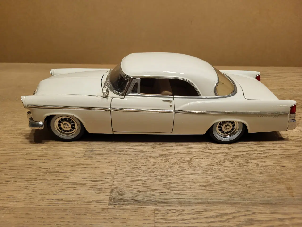 Billede 1 - Modelbil, Chrysler 300b White 1956, skala 1/18