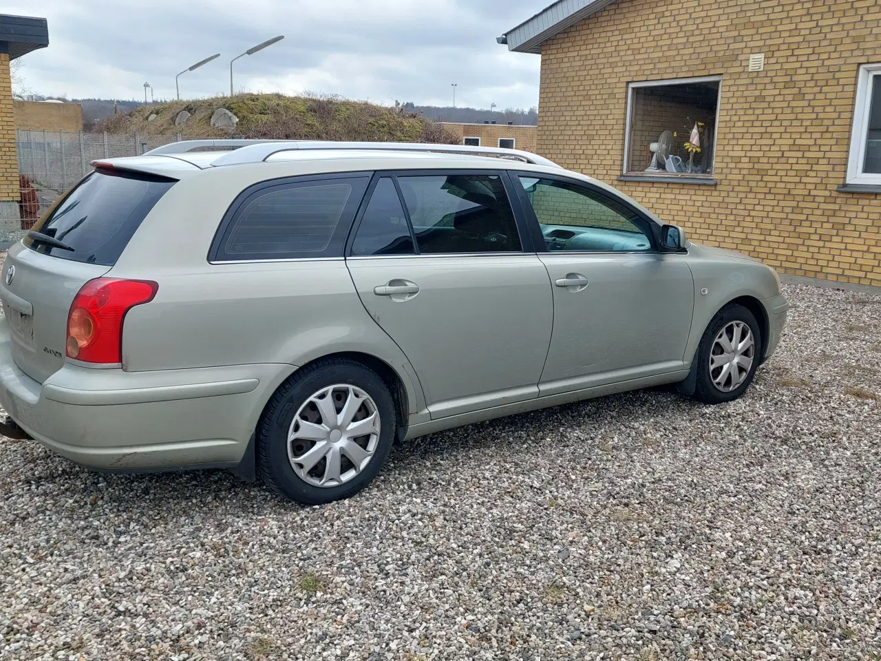 Billede 3 - NYSYNET TOYOTA AVENSIS 1,8 STW MED TRÆK