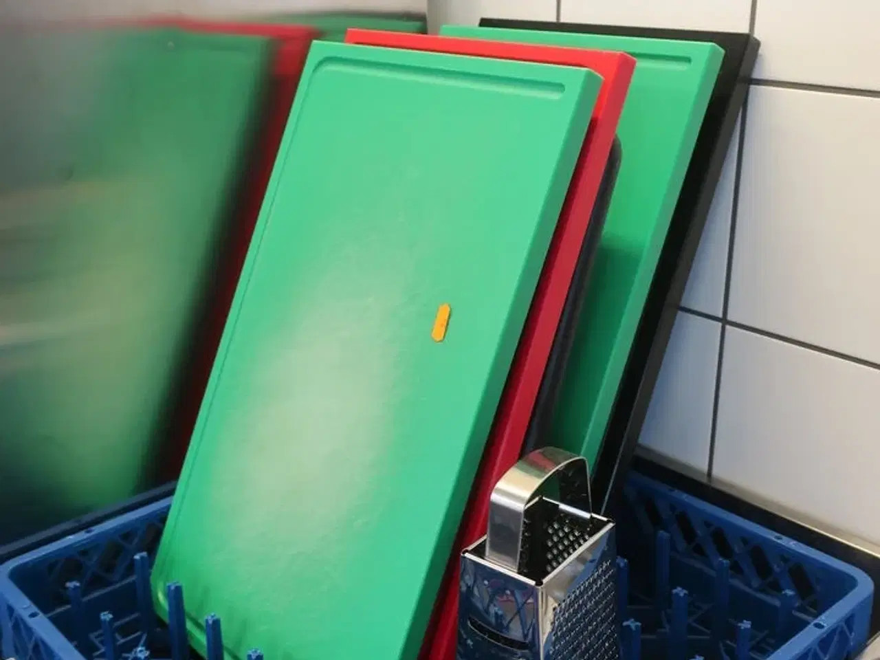 Billede 2 - Indhold på bord, opvaskebakker medfølger ikke