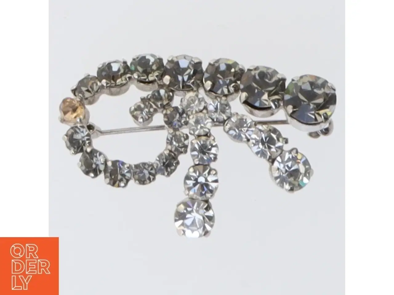 Billede 4 - Sølvfarvet broche med sten (str. 4 cm)