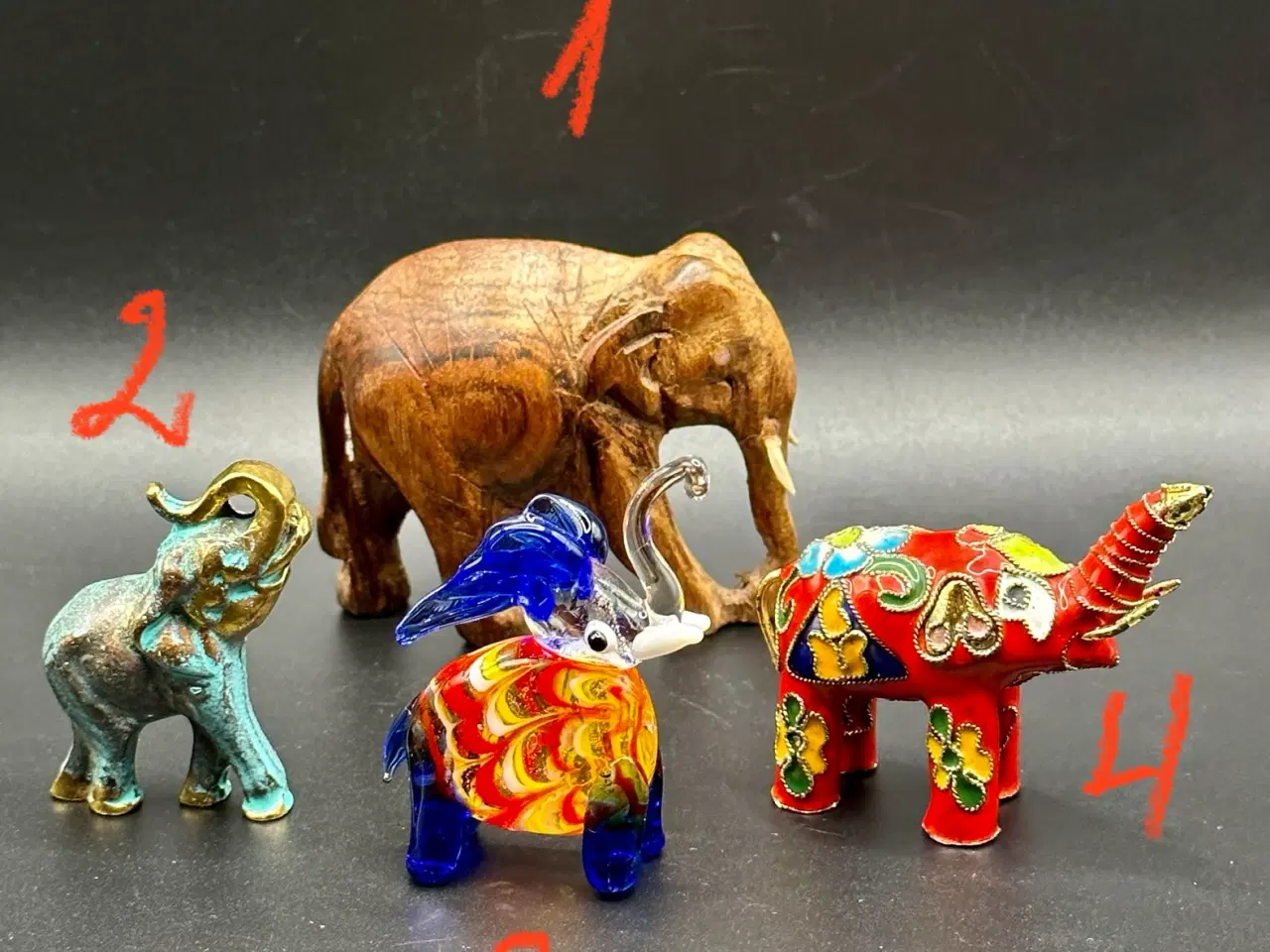 Billede 1 - Ældre miniature elefantfigurer sælges.Læs det hele