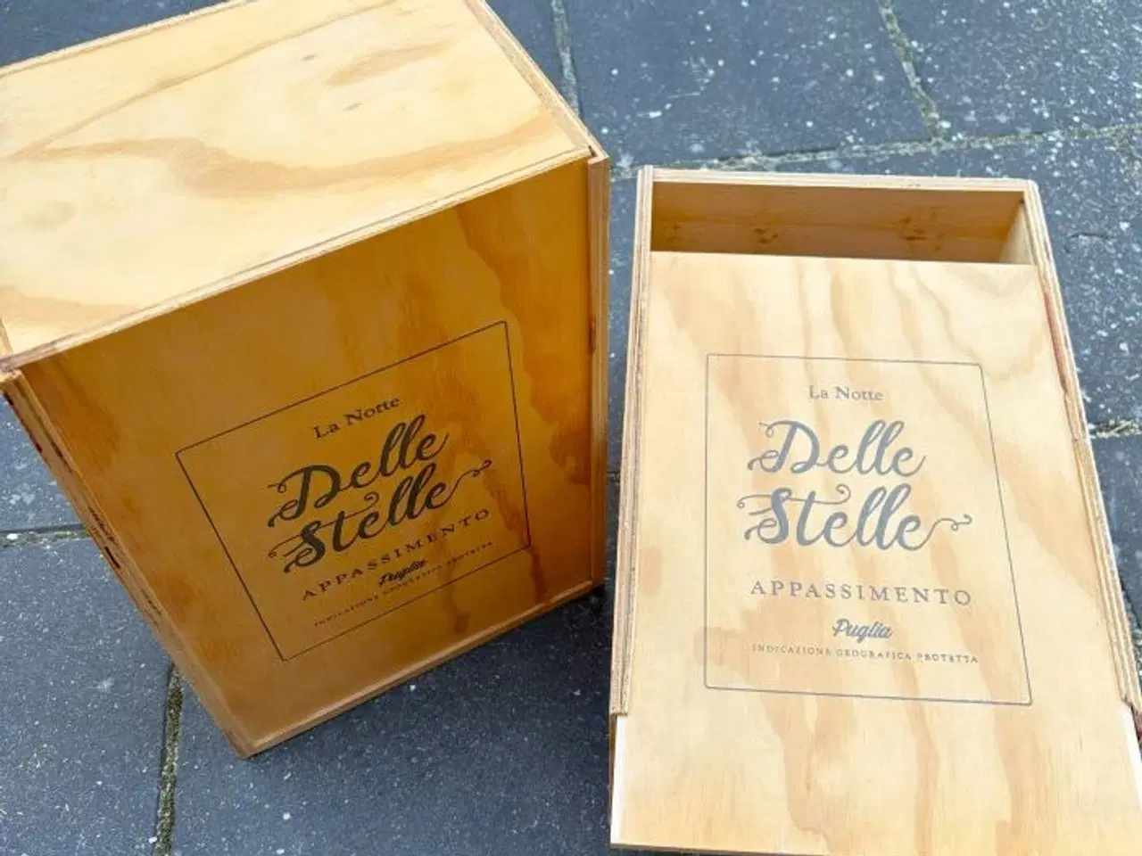 Billede 2 - 2 ens vinkasser i træ.