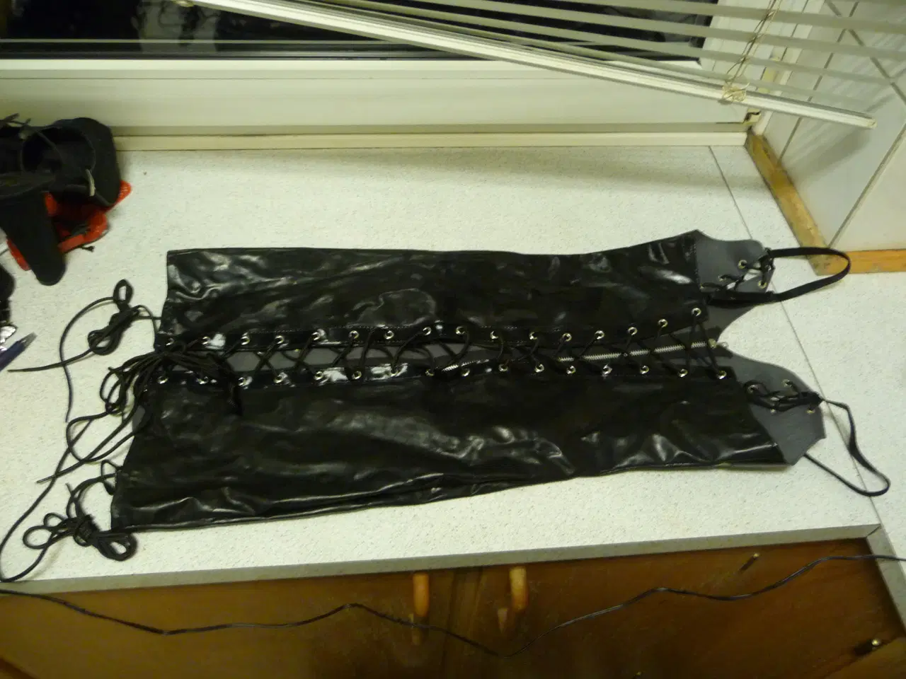Billede 1 - sort lak kjole med snøring str S