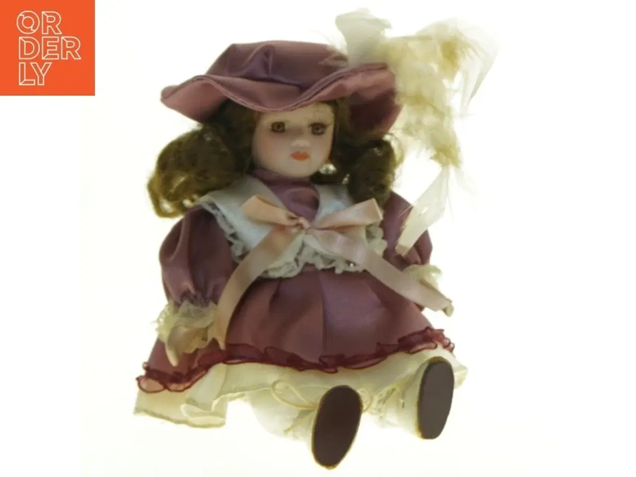 Billede 1 - Porcelænsdukke med hat og fjerpynt (str. 16 x 8 cm)