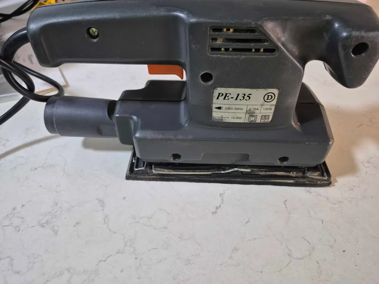 Billede 2 - Rystepudser PE-135 med en effekt på 135W. Den oper