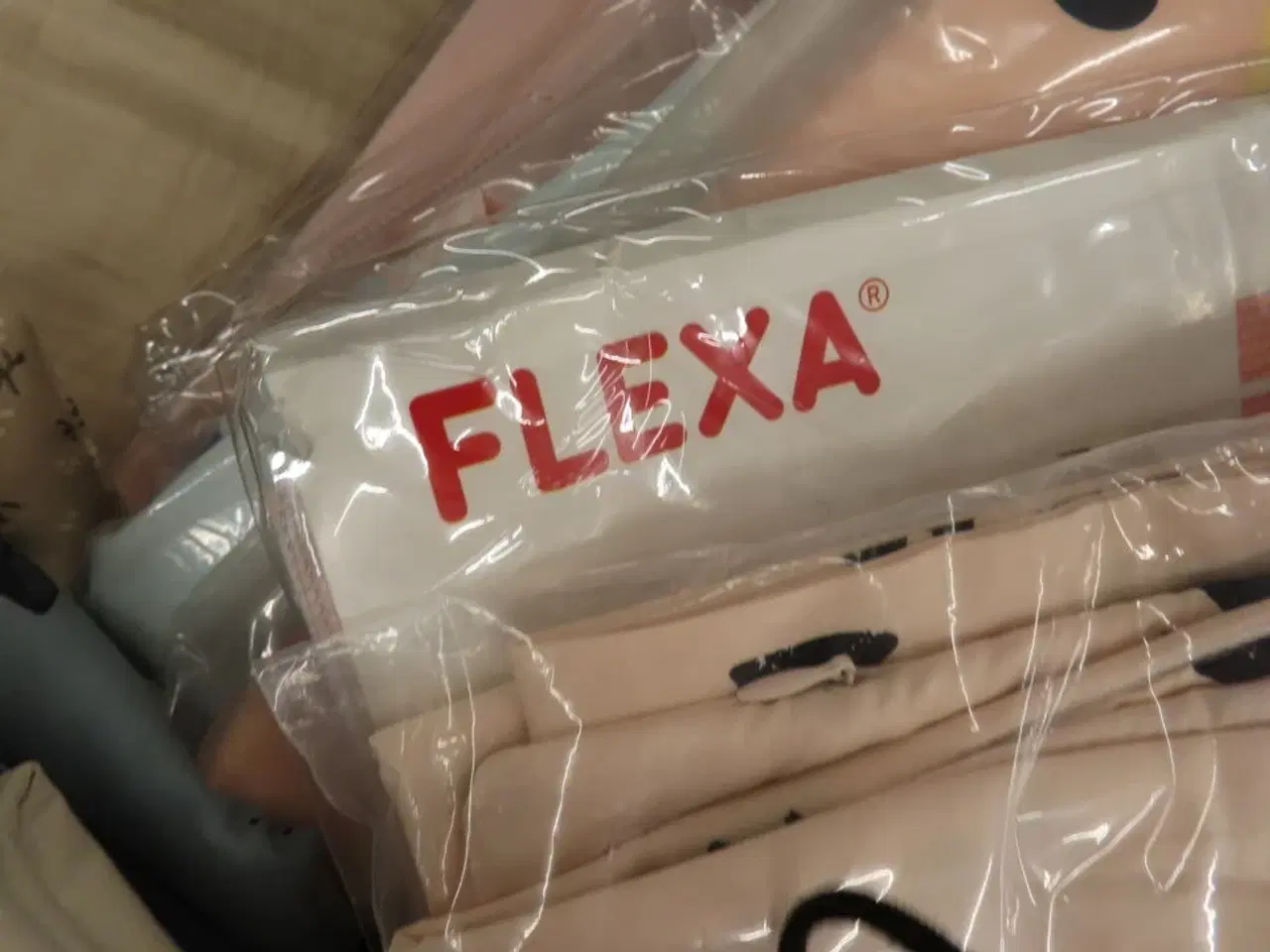 Billede 9 - Blandet lot med alt på og under bordet (bord medfølger ikke)