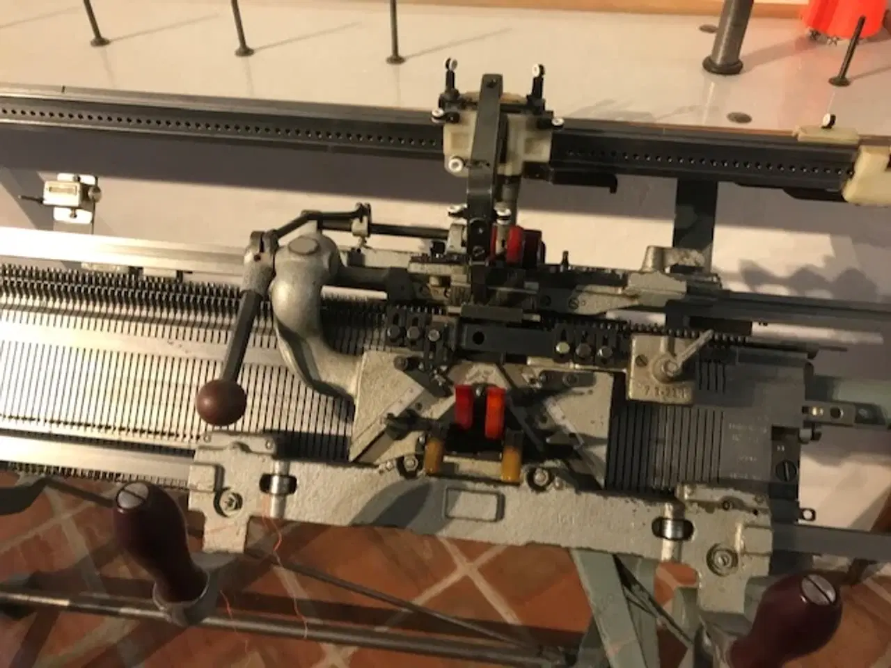 Billede 2 - Strikkemaskine. Mrk "UNIVERSAL"